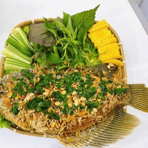 Cá tai tượng chiên xù cuốn bánh tráng