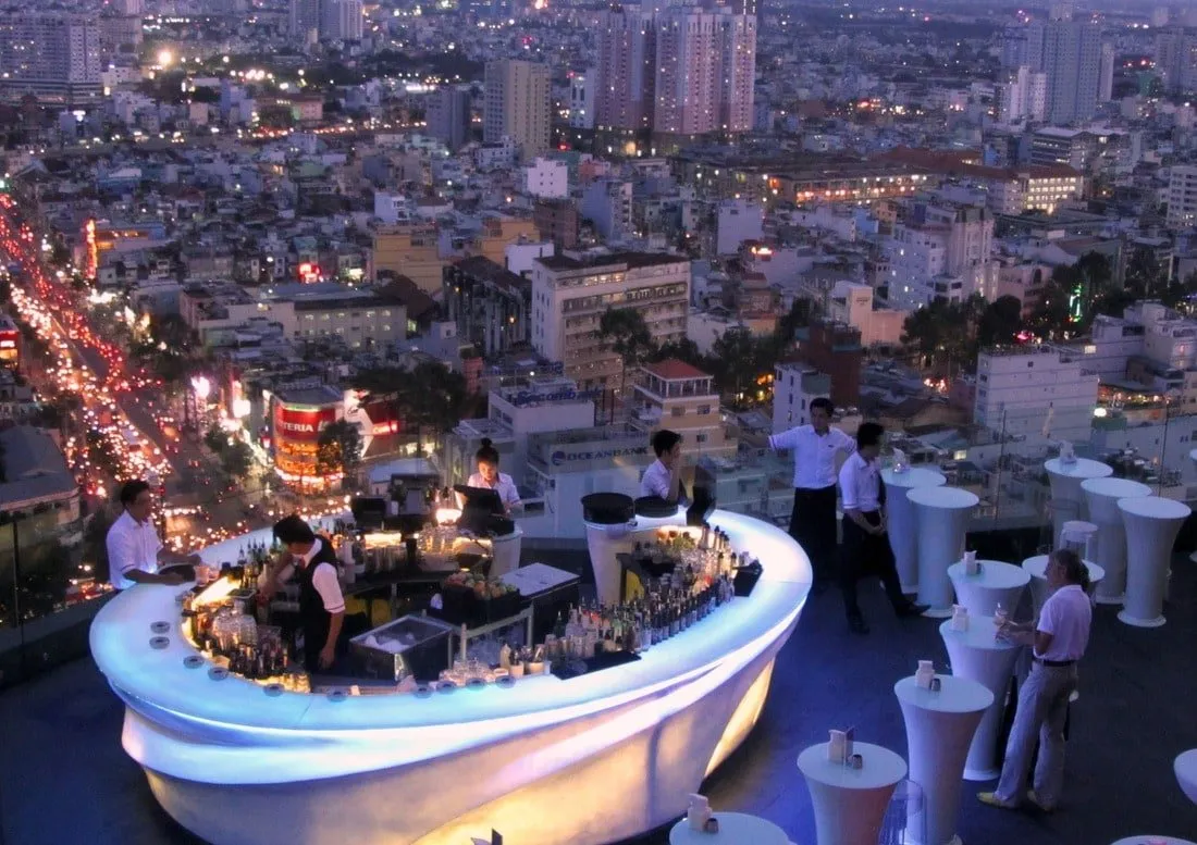 002-copy-2 Tầm nhìn panorama toàn cảnh Sài Gòn từ một nhà hàng rooftop mặt tiền Quận 1