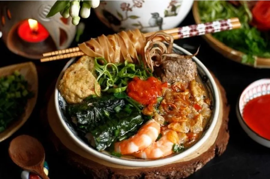 01-to-banh-da-cua-hai-phong-1752666729 Sợi bánh đa đỏ đặc trưng cùng phần gạch cua đồng đậm đà