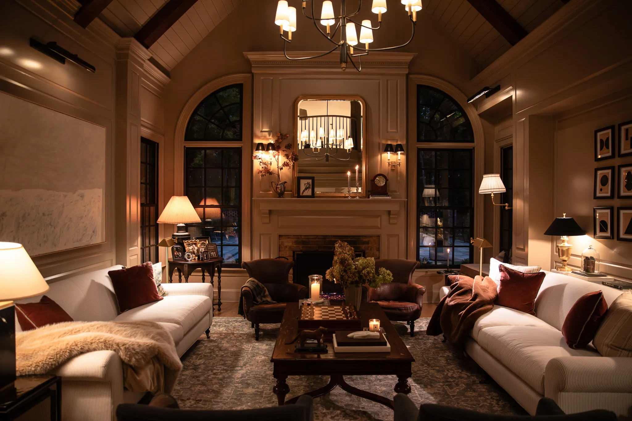 Nghệ thuật chiếu sáng đa tầng tạo chiều sâu và sự sang trọng cho phòng tiếp khách