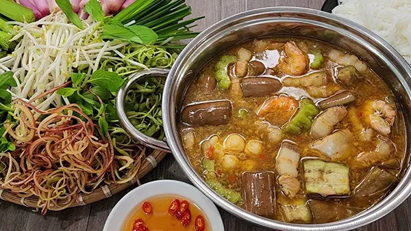 Lẩu mắm  Tinh hoa ẩm thực miền Tây sưởi ấm lòng người Sài Gòn trong những buổi chiều mưa