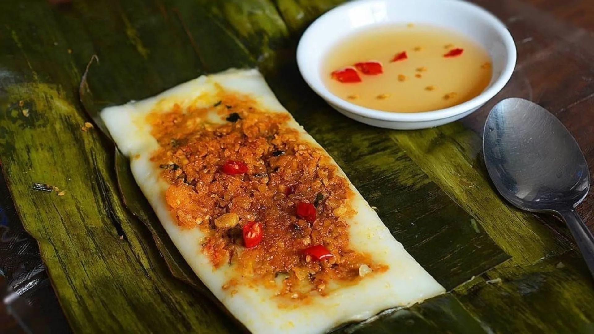 Nước chấm là linh hồn giúp món bánh nậm lá gai thêm phần đậm đà