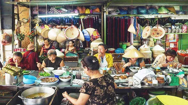 Không gian ẩm thực đặc trưng tại các quán ăn lâu đời mang đậm dấu ấn thời gian ở Sài Gòn