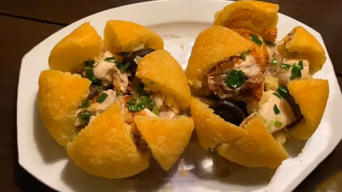 Gà bó xôi chất lượng có lớp vỏ mỏng giòn và phần thịt gà bên trong vẫn giữ được độ ẩm