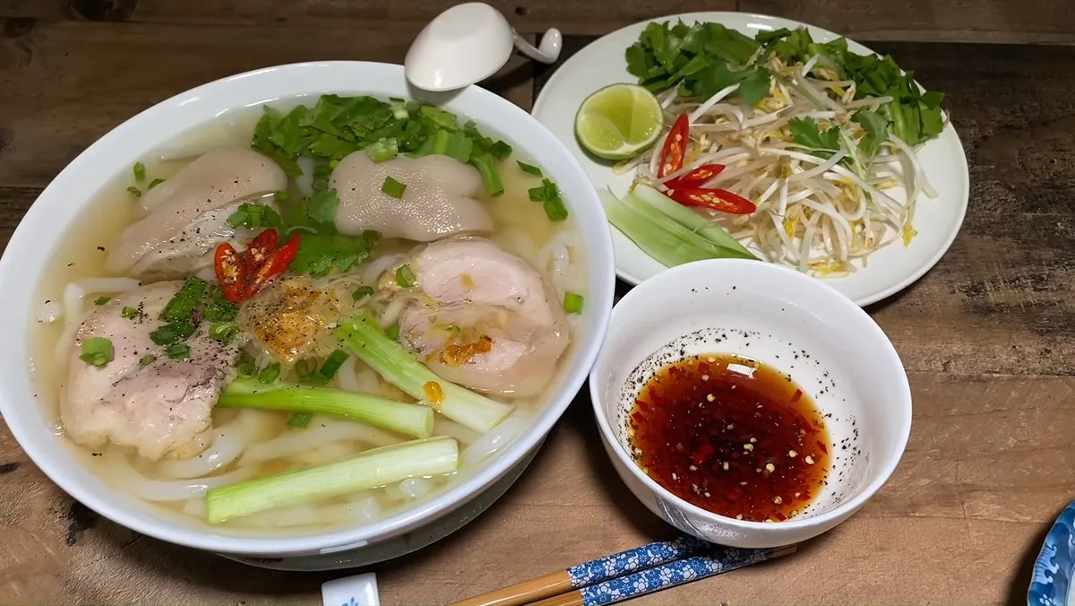Tô Bánh Canh Trảng Bàng nóng hổi đậm đà hương vị truyền thống giữa lòng Quận 1