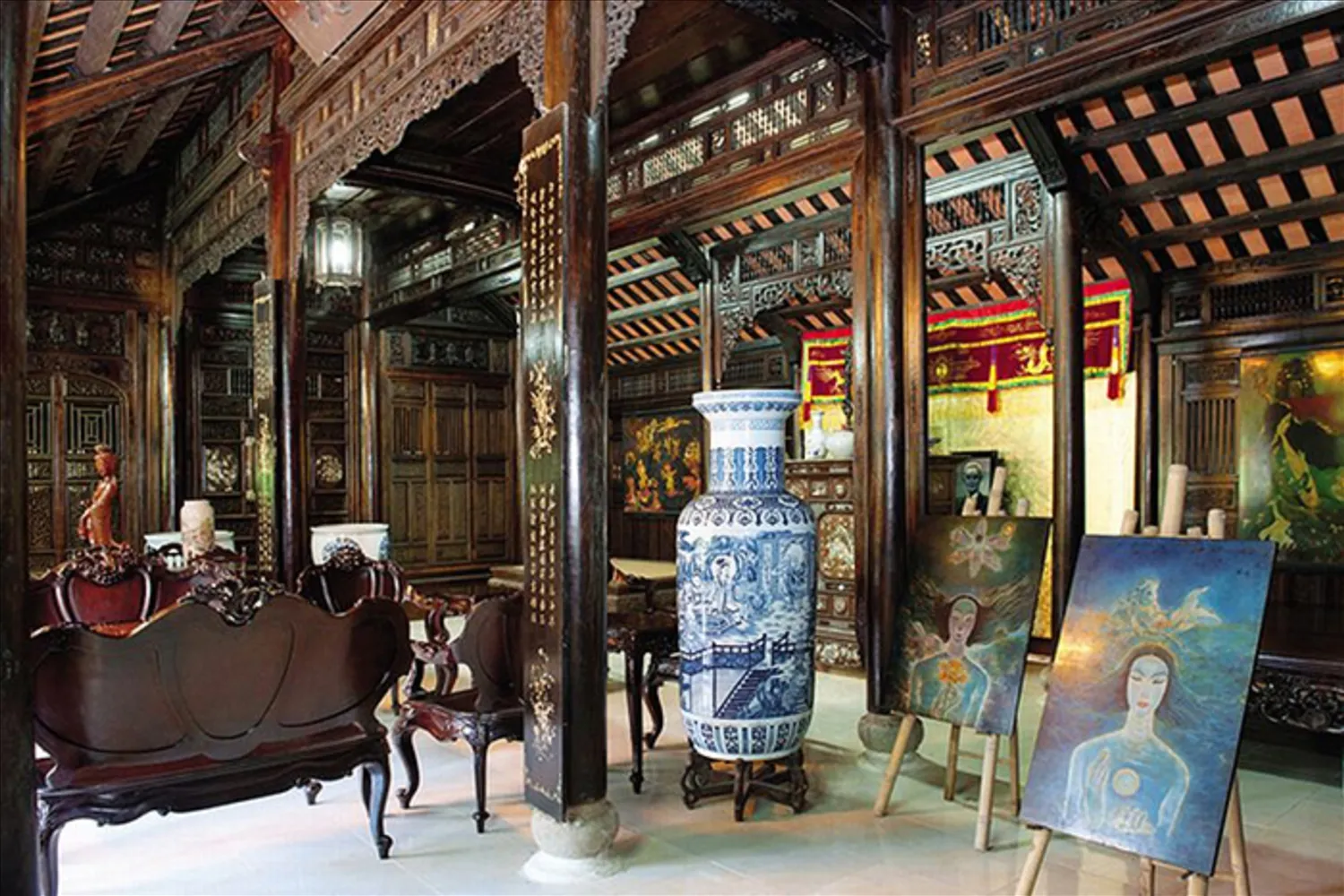 Không gian nhà rường Huế mang lại cảm giác thanh tịnh và sang trọng giữa lòng Sài Gòn