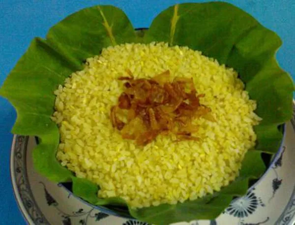 Món xôi vò hạt sen với màu vàng bắt mắt và hương thơm thanh tao cho bữa sáng