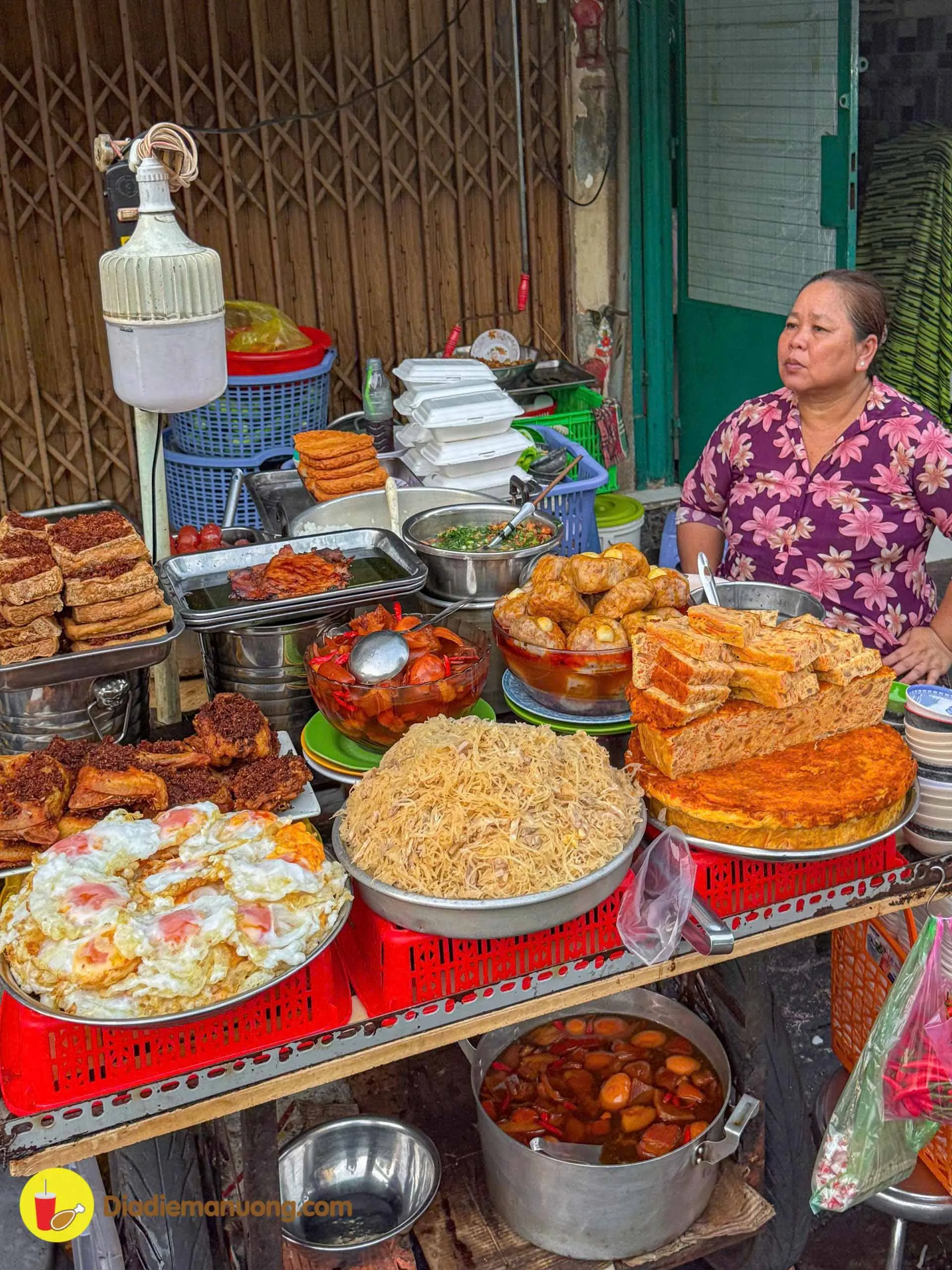 Một đĩa cơm tấm sườn bì chả đầy đủ đặc sản không thể bỏ qua khi ăn trưa tại Quận 1