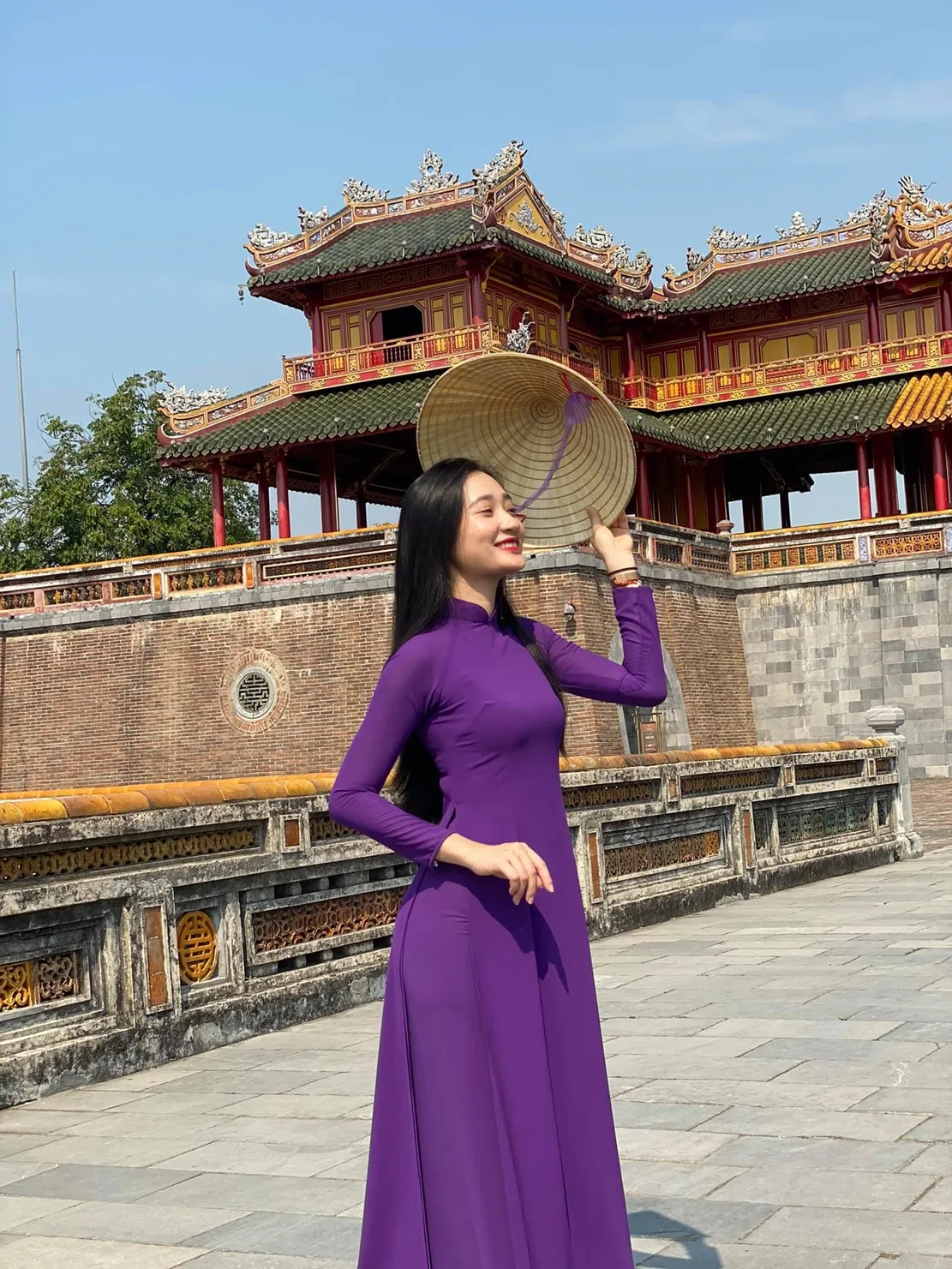 Vẻ đẹp thanh tao và hoài cổ của thiếu nữ trong tà áo dài tại không gian nhà rường Huế