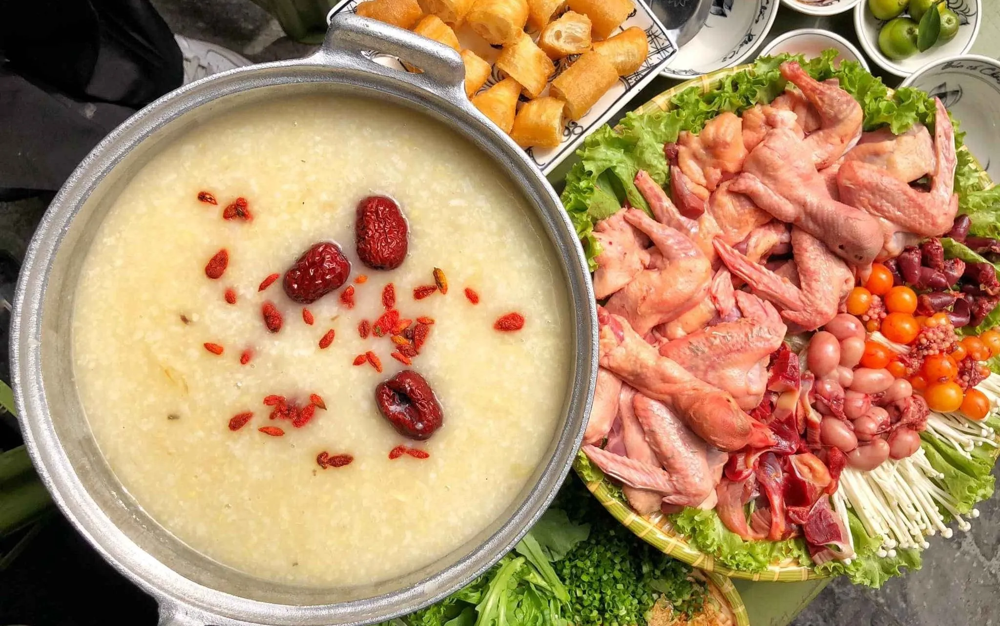 Rau cải cúc và nấm tươi là những nguyên liệu đi kèm hoàn hảo cho món lẩu cháo