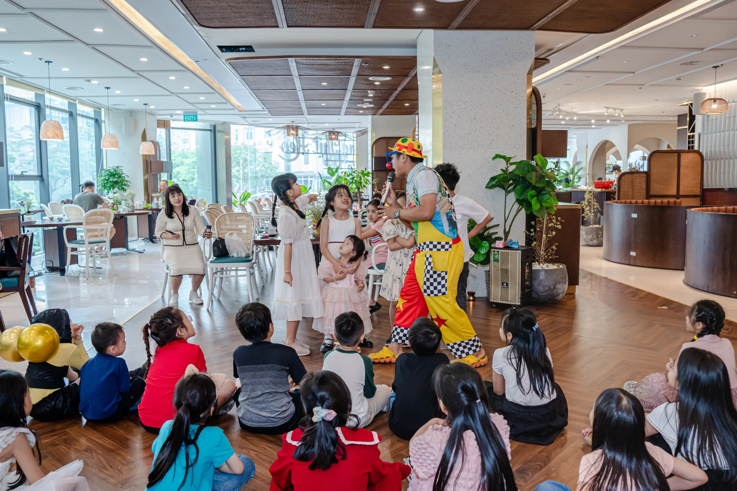 Khu vui chơi hiện đại giúp trẻ thỏa sức sáng tạo trong khi chờ đợi món ăn