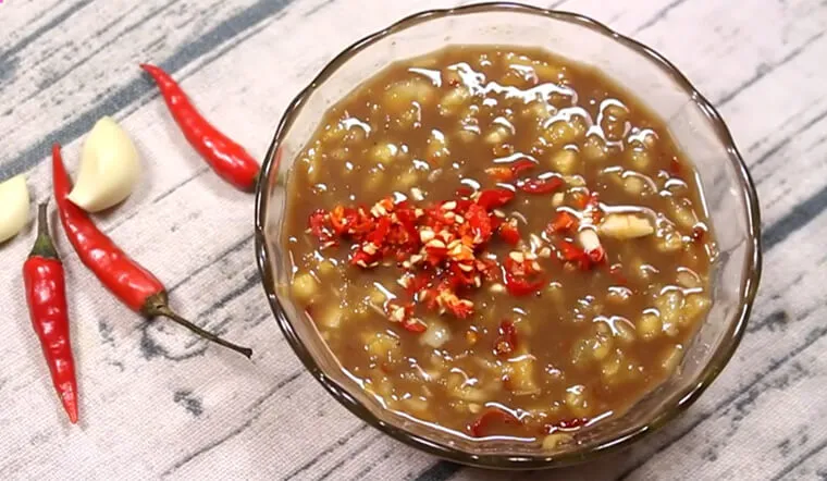 Mắm nêm pha dứa và ớt tạo nên hương vị đặc trưng không thể thiếu