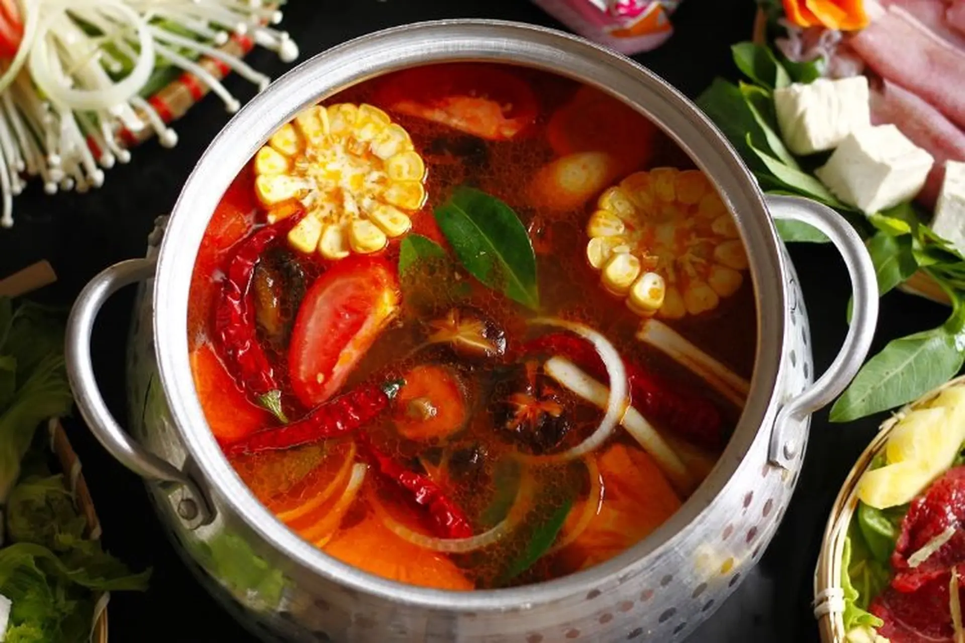 Nước dùng lẩu chua cay đậm đà kích thích mọi giác quan ngay từ cái nhìn đầu tiên