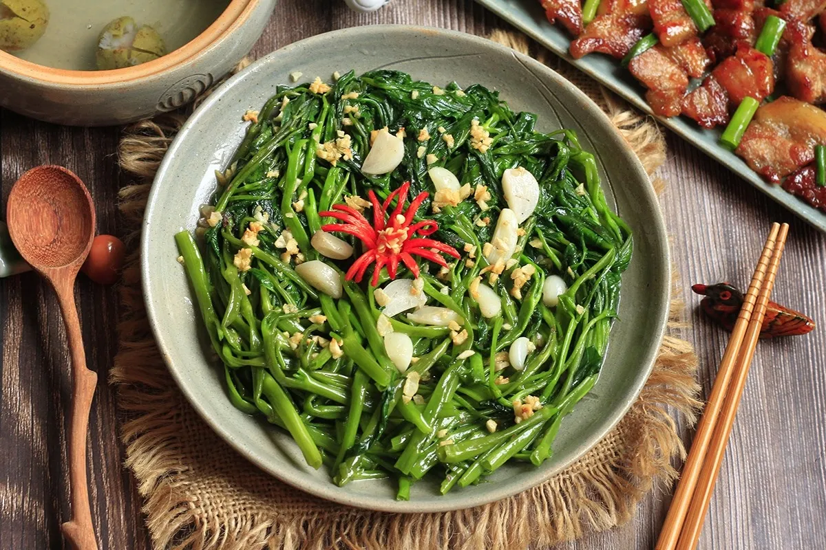 Món rau muống xào tỏi xanh mướt hấp dẫn là linh hồn của bữa cơm gia đình Việt
