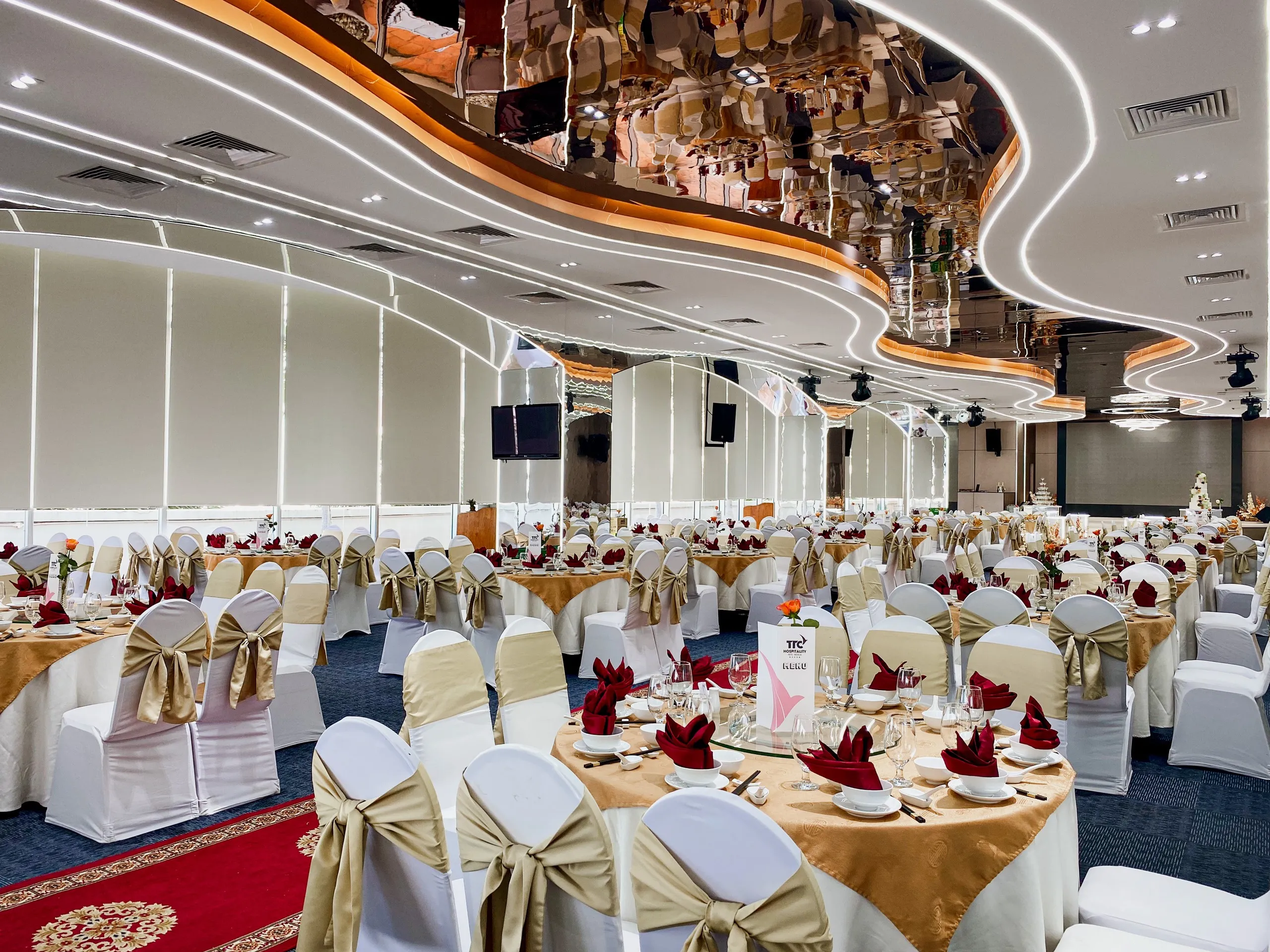 21-1 Một không gian Gala Dinner đẳng cấp là yếu tố then chốt tạo nên sự thành công của sự kiện doanh nghiệp