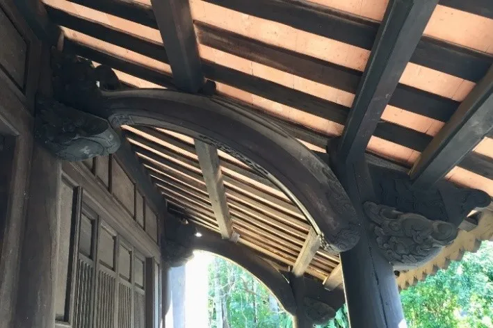 Kiến trúc chạm khắc tinh xảo của nhà rường tôn thêm vẻ đẹp cho nghệ thuật trà đạo