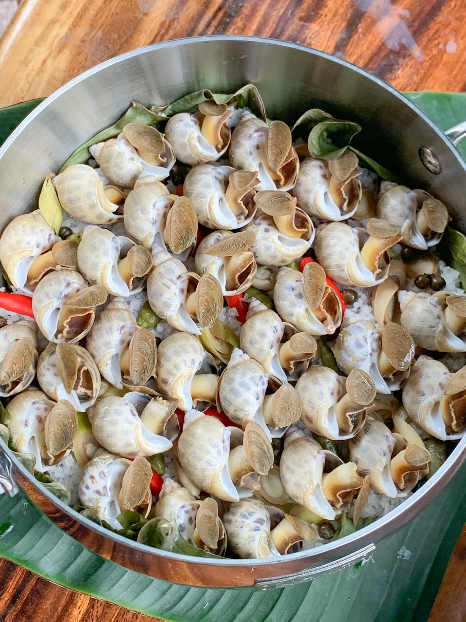 Kỹ thuật đảo đều tay trên lửa nhỏ để tạo lớp muối tuyết mịn màng