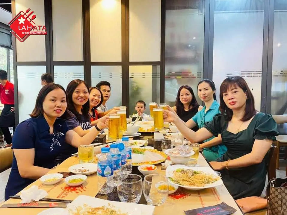 Tận hưởng không gian ẩm thực ấm cúng cùng bạn bè với các chương trình ưu đãi nhóm