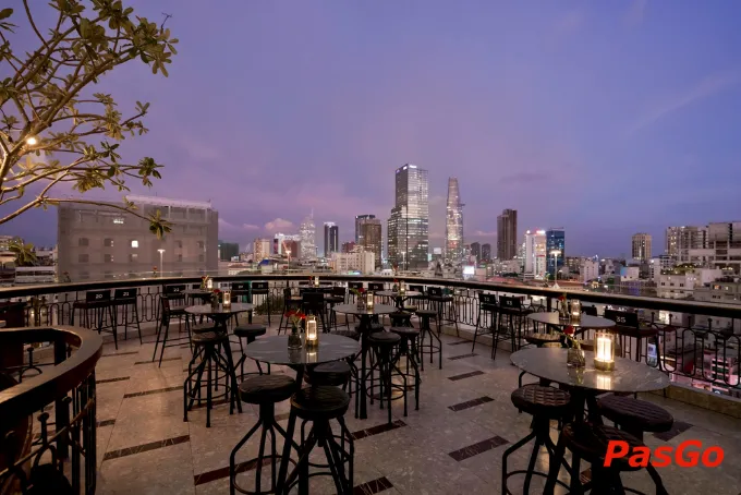 Tầm nhìn panorama tuyệt đẹp từ một nhà hàng cao cấp gần khu vực trung tâm