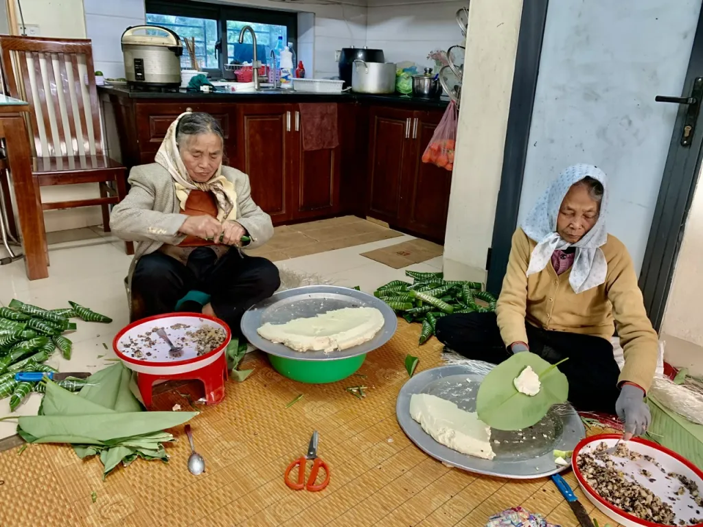 Công đoạn giáo bột đòi hỏi sự tỉ mỉ và sức bền của người thợ