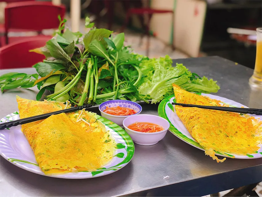 8-mon-banh-xeo-rau-rung Các loại rau rừng đặc trưng không thể thiếu tạo nên hương vị nguyên bản cho món bánh xèo