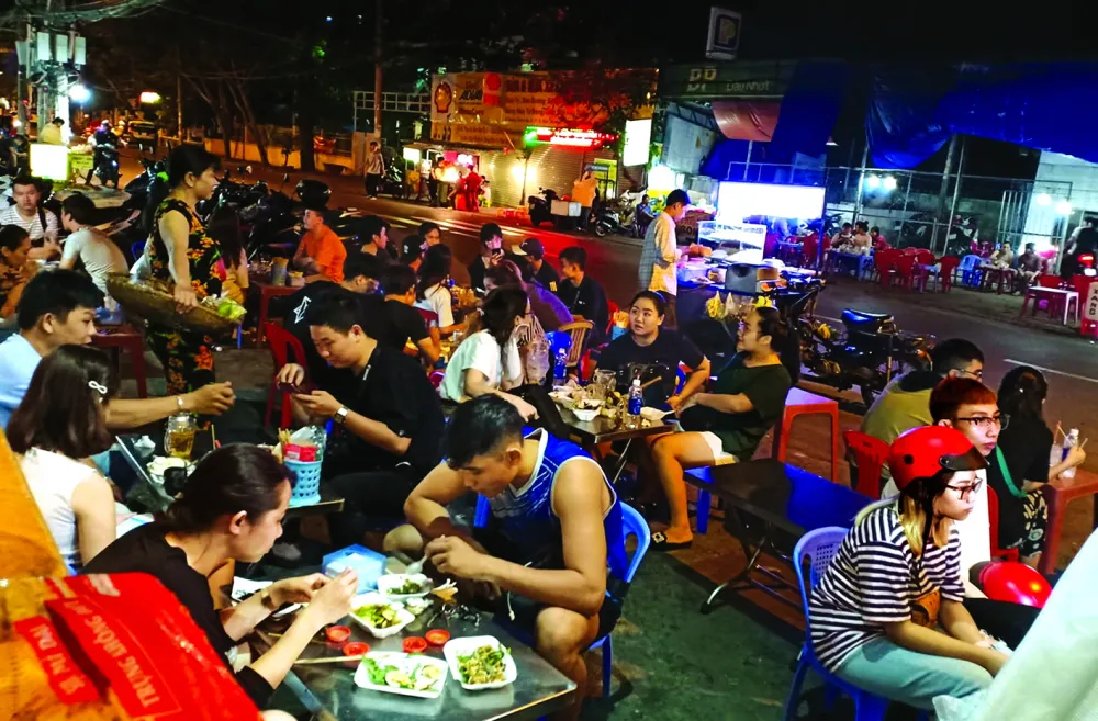 Sài Gòn về đêm rực rỡ với văn hóa ẩm thực khuya đặc trưng