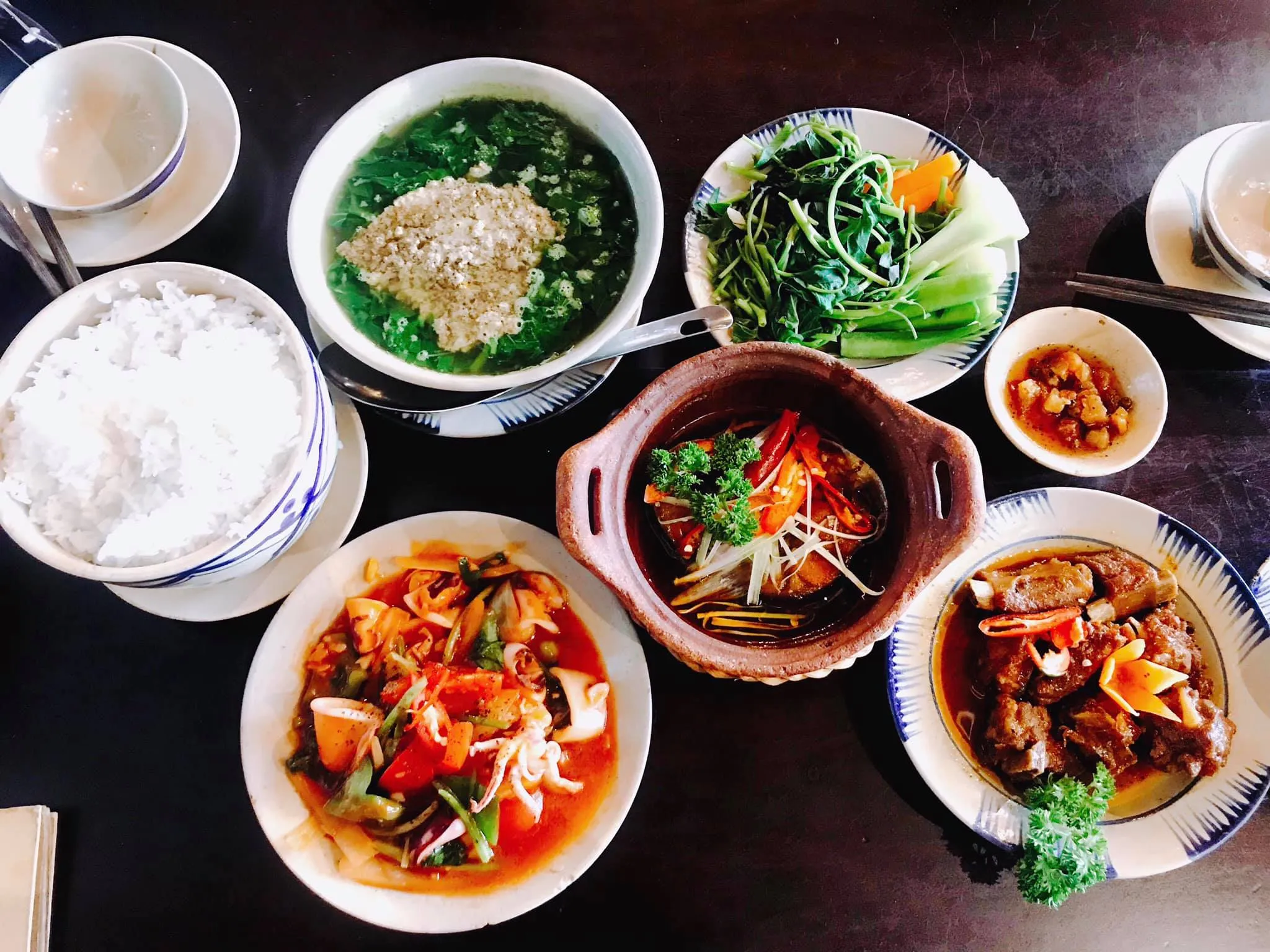 Mâm cơm Việt truyền thống hội tụ đầy đủ tinh hoa ẩm thực và sự hiếu khách của gia chủ