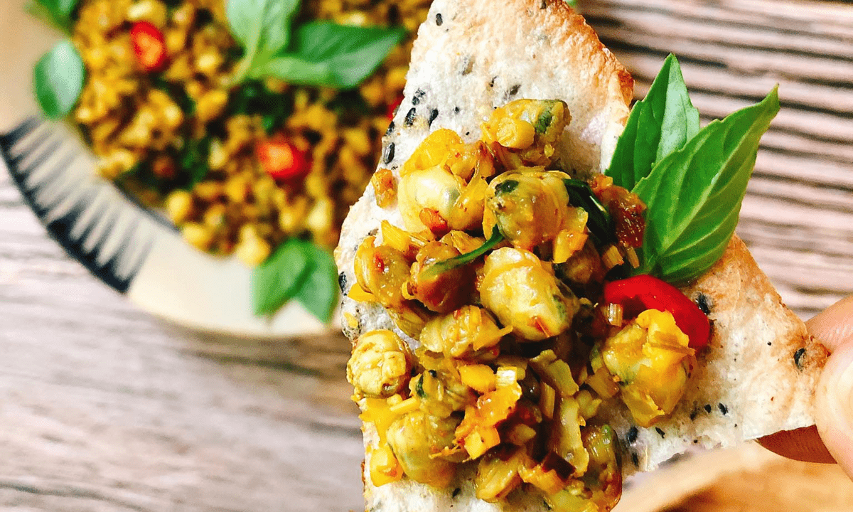 Bánh đập kết hợp cùng thịt nướng và hến xào tạo nên bữa ăn phong phú