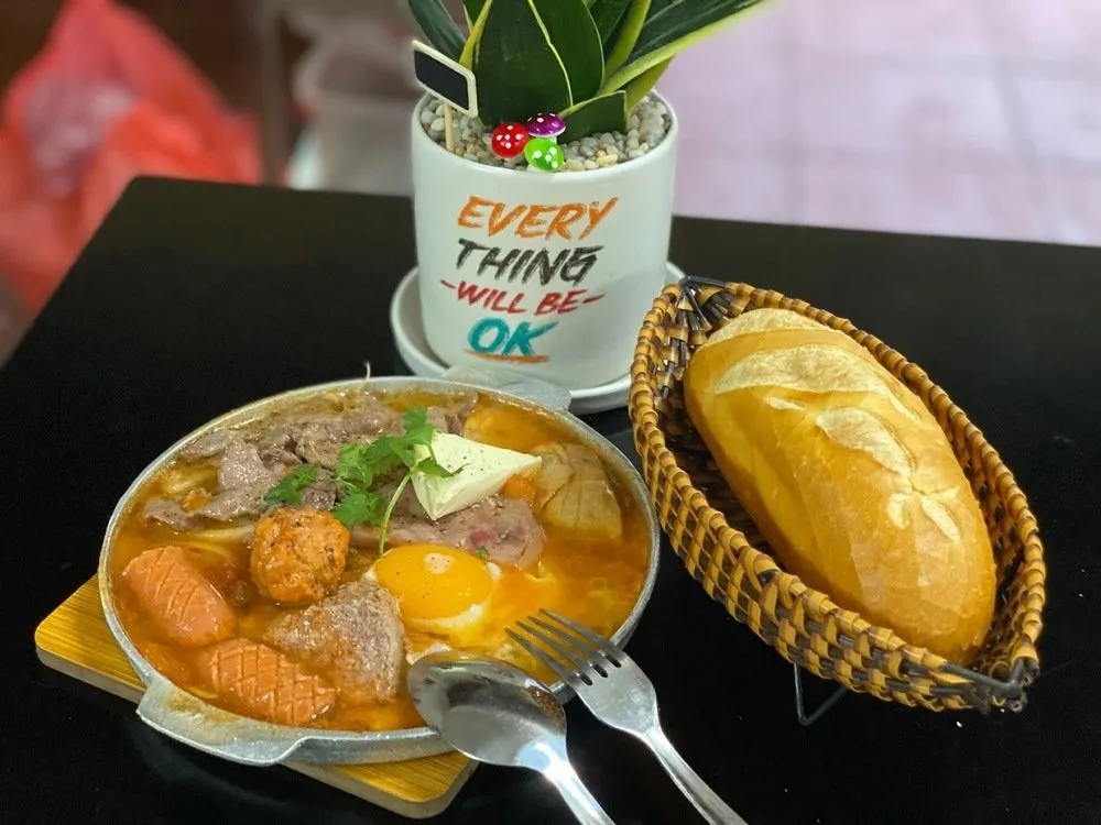 Bánh mì chảo đầy đủ topping  lựa chọn hoàn hảo cho bữa sáng giàu dinh dưỡng