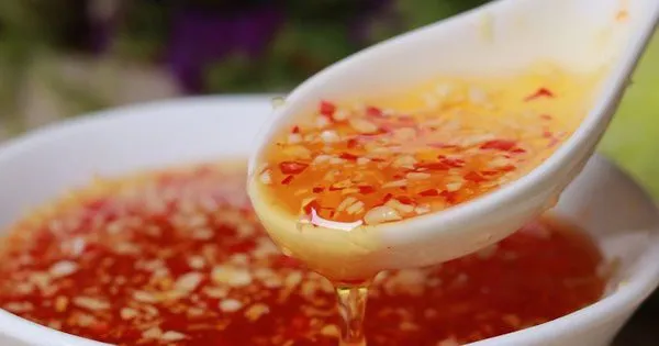 Nước mắm ngọt đặc sánh với tỏi ớt nổi lên trên là linh hồn của món ăn