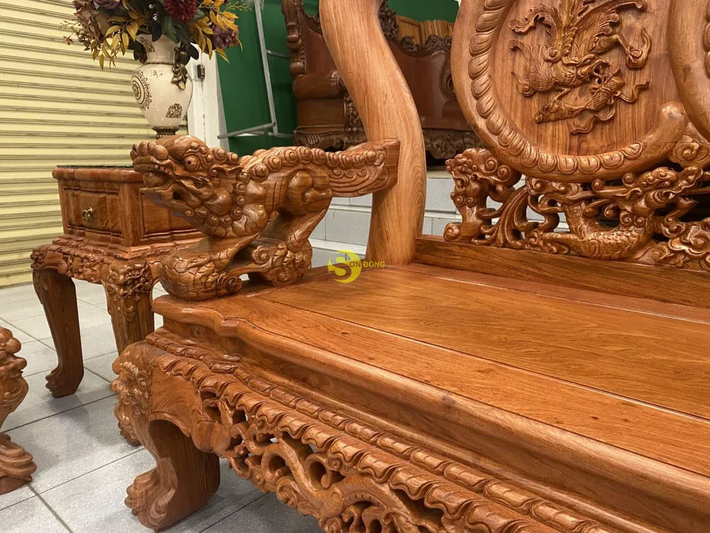 Bộ bàn ghế chạm khắc gỗ hương nguyên khối cực sang mang lại vẻ đẹp quyền quý cho không gian
