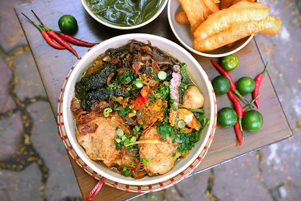 Các loại topping phong phú làm tăng thêm hương vị cho món bánh đa