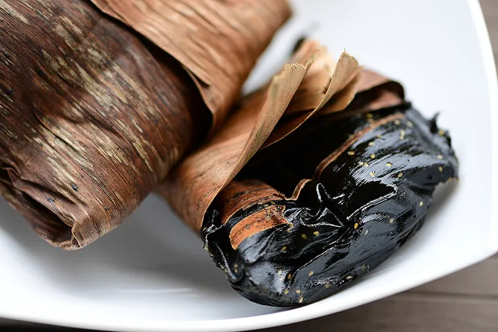 Vẻ đẹp bình dị và cuốn hút của món Bánh Nậm Lá Gai Dẻo Thơm Mùi Quê Hương