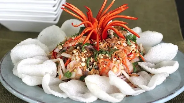 Bánh Phồng Tôm Chiên Giòn Khai Vị là món ăn khởi đầu hoàn hảo cho mọi bữa tiệc truyền thống