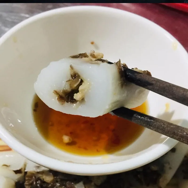 Sự kết hợp hoàn hảo giữa bánh tẻ và nước chấm truyền thống