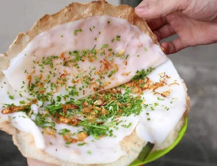 Hành động đập bánh đặc trưng tạo nên tên gọi độc đáo của món ăn