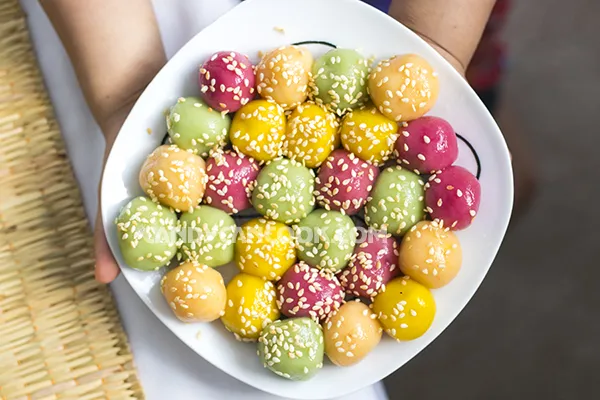 Kỹ thuật nhào bột nếp với nước cốt màu tự nhiên để tạo độ dẻo mịn