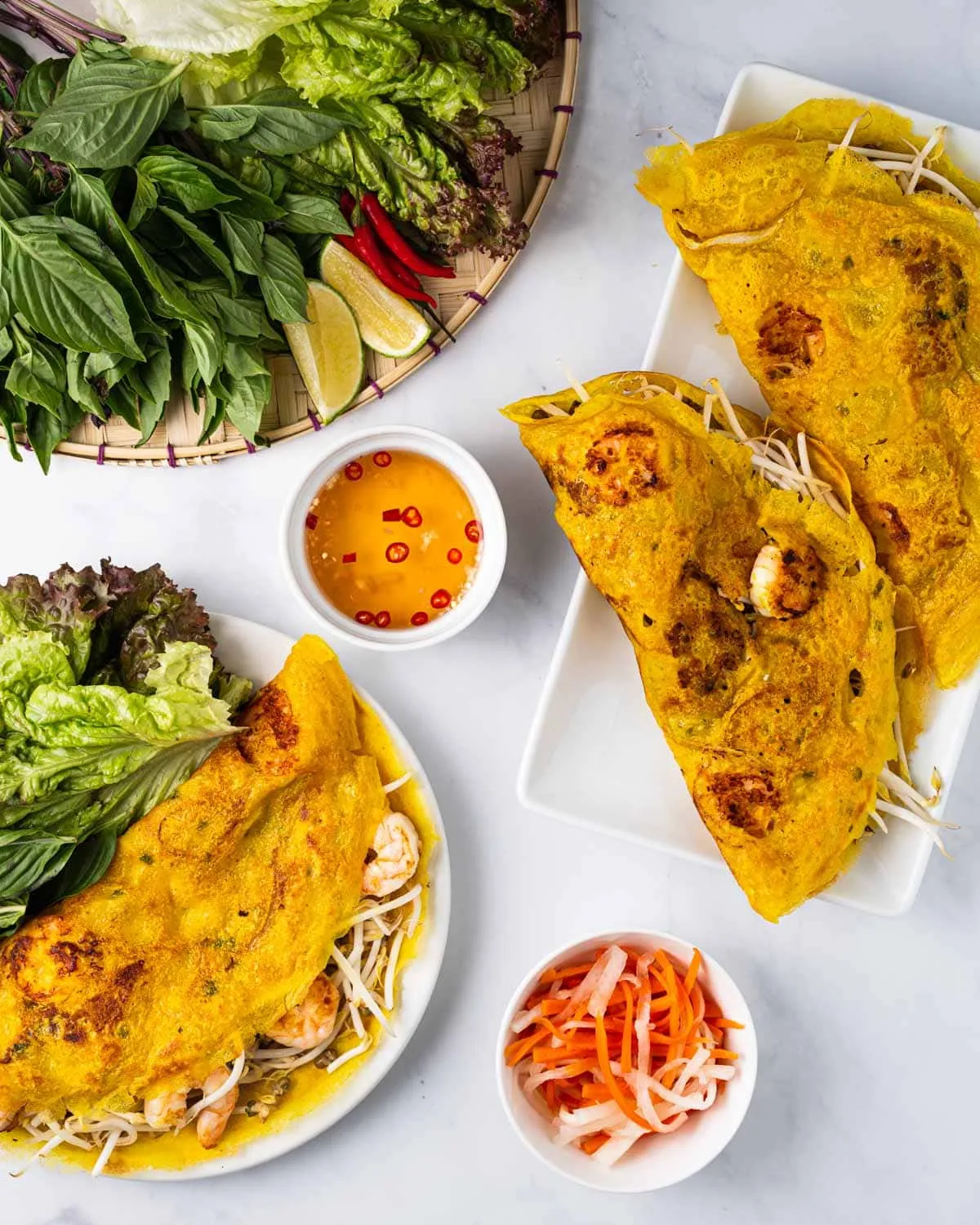 Mâm rau rừng phong phú là linh hồn không thể thiếu khi thưởng thức bánh xèo