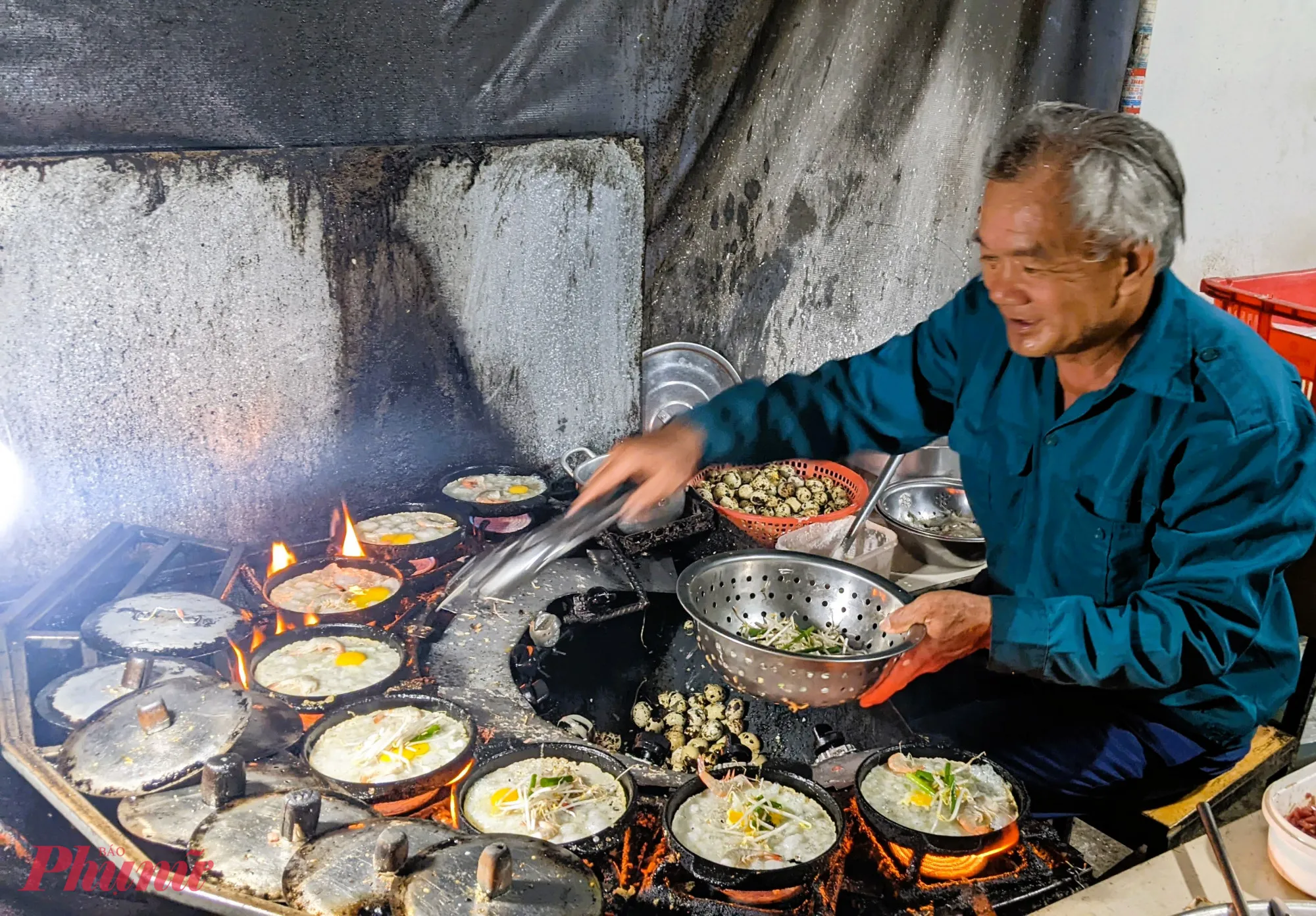 Kỹ thuật xoay chảo điêu luyện giúp lớp vỏ bánh mỏng đều và đạt độ giòn lý tưởng