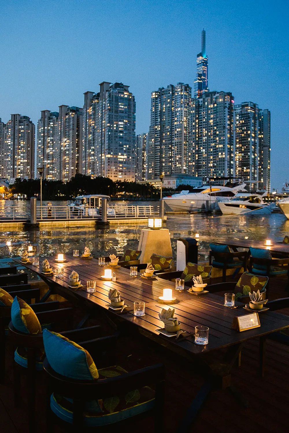 Không gian ẩm thực ven sông mang lại trải nghiệm sang trọng và lãng mạn