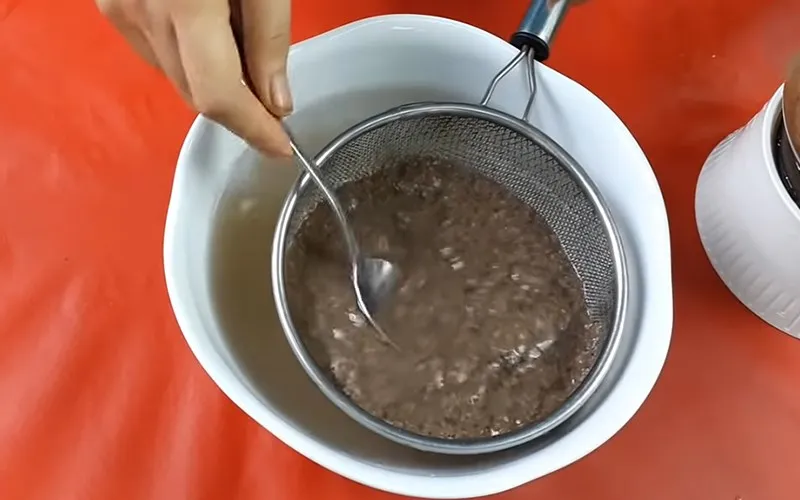 Kỹ thuật lọc cua kỹ lưỡng giúp nước dùng trong và phần riêu mịn màng