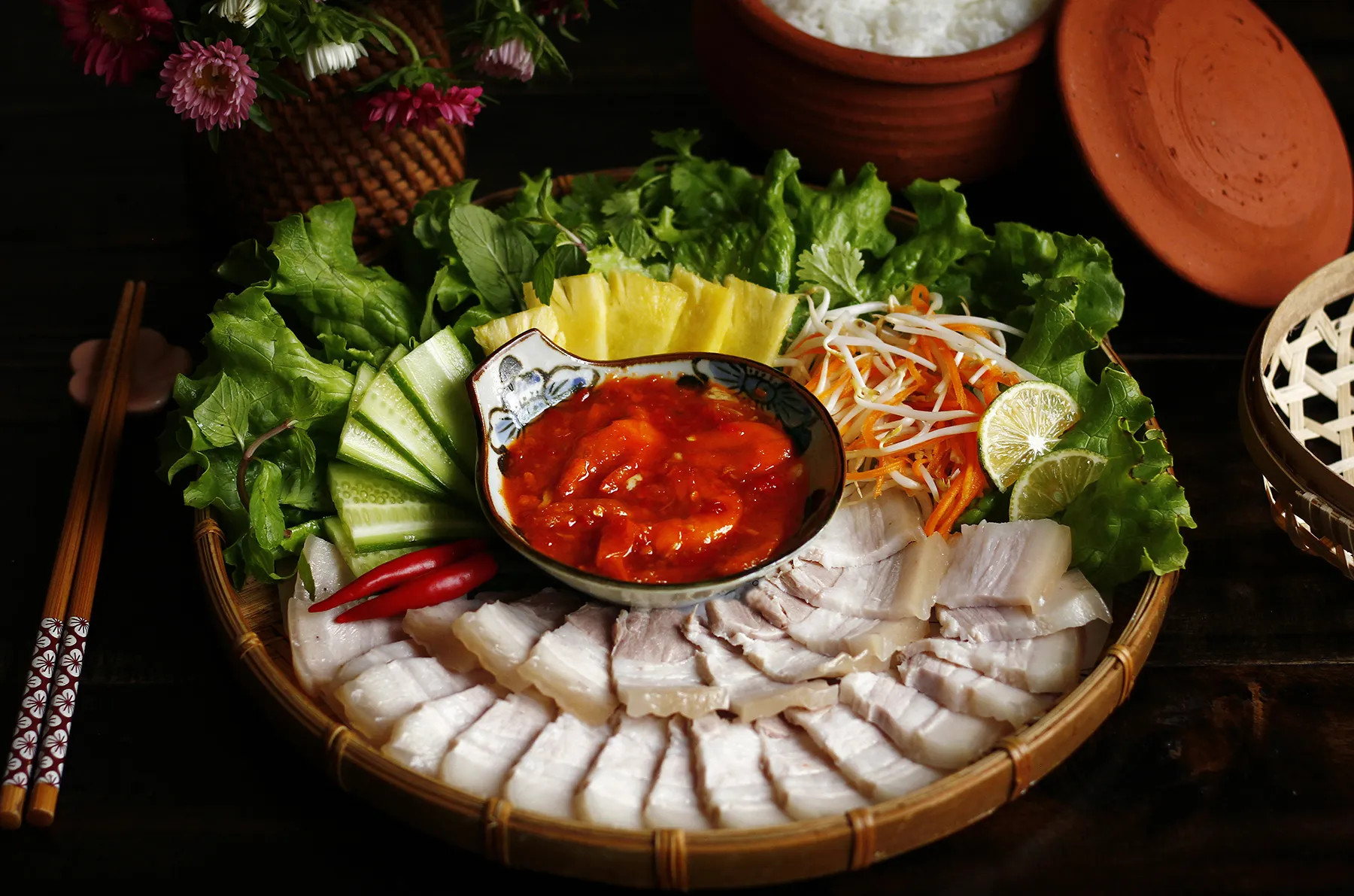 Món thịt luộc thái mỏng chấm tôm chua xứ Huế mang đậm nét tinh tế của ẩm thực Cố Đô ngay lòng Quận 1
