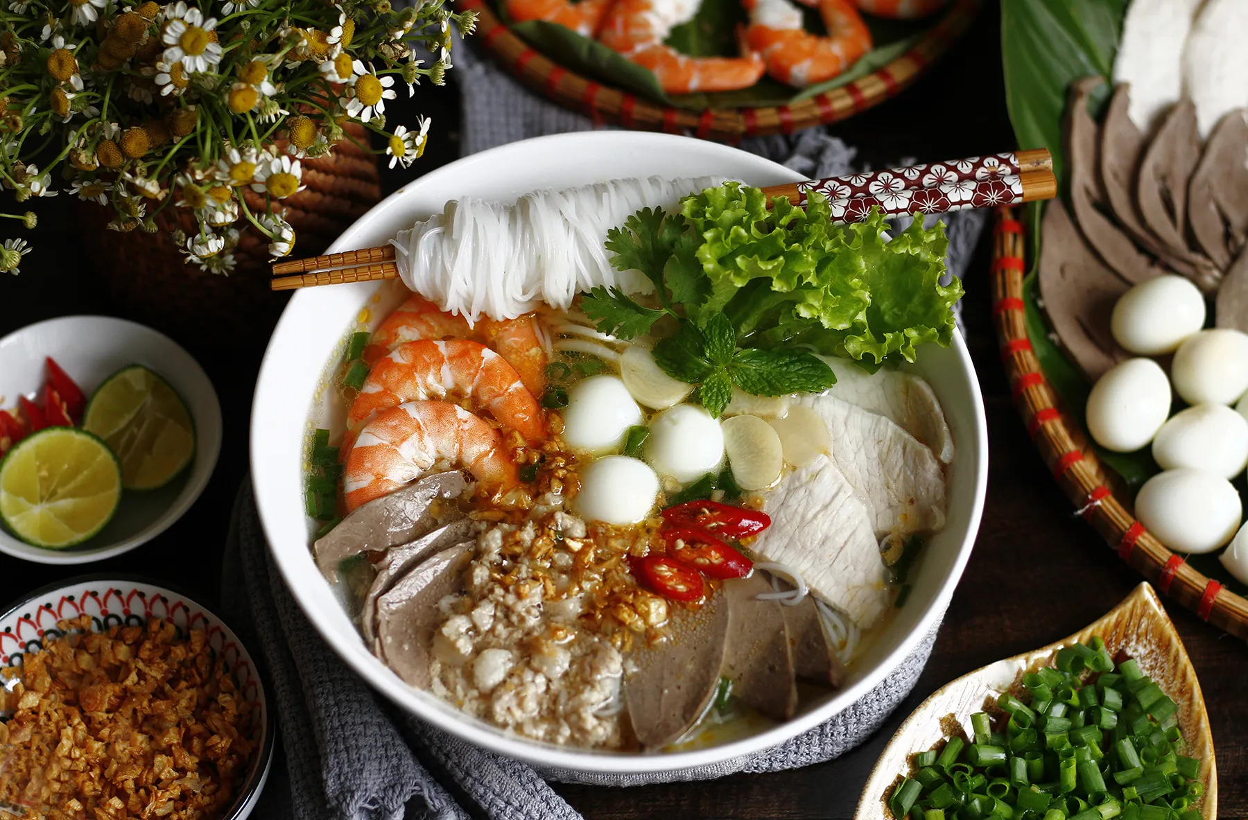 Sợi hủ tiếu dai ngon kết hợp cùng các loại topping phong phú tạo nên sức hút khó cưỡng