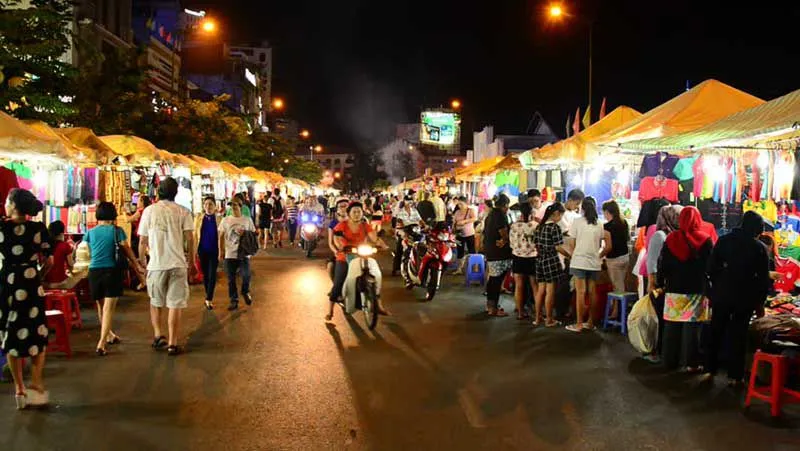 Khu vực ẩm thực đêm xung quanh chợ Bến Thành luôn thu hút đông đảo du khách trong và ngoài nước