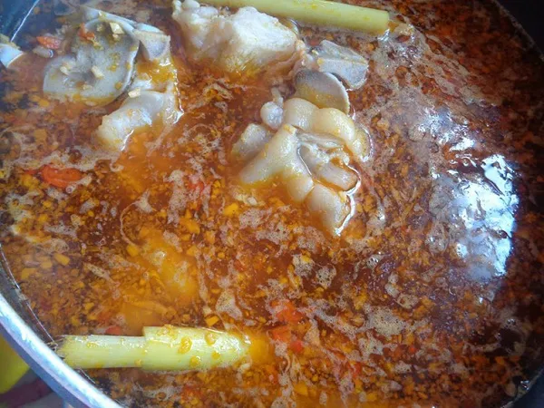 Nước dùng đậm đà với hương thơm đặc trưng từ mắm ruốc và sả tươi