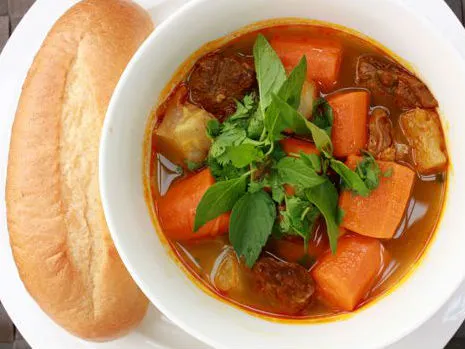 Món bò nấu lagu chấm bánh mì thơm lừng với màu sắc bắt mắt và hương vị đậm đà