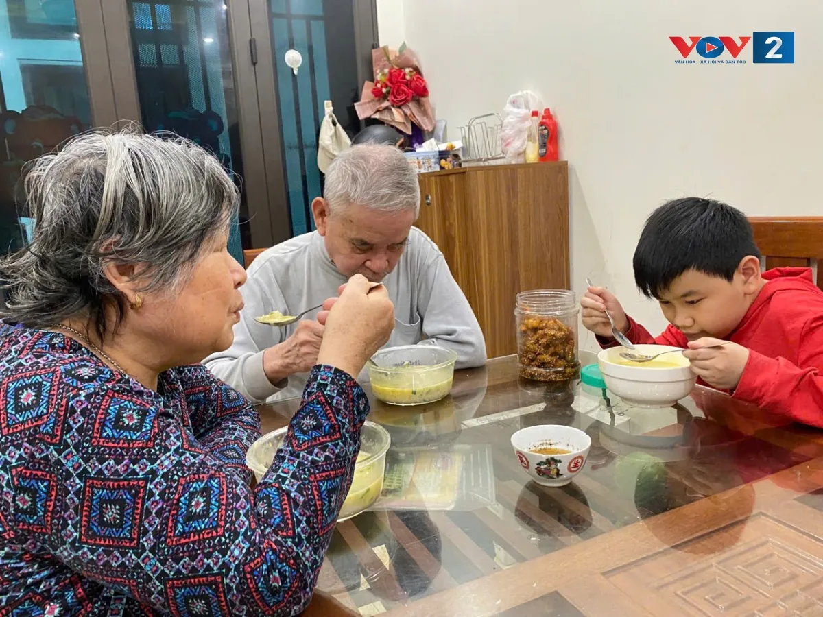 Lời mời cơm trước khi dùng bữa là nét đẹp tinh tế trong văn hóa giao tiếp của người Việt