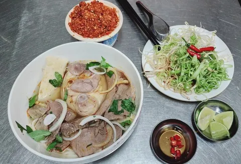 bun-bo-hue-anh-cn-1723796429927846725960 Sự khác biệt rõ nét giữa diện mạo của Bún bò Huế và Mì Quảng