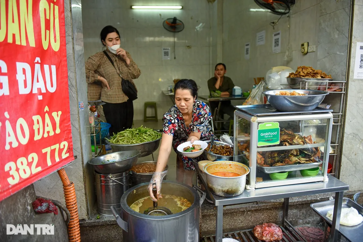 bun-dau-ca-pho-co-ha-noi-toan-vu-6-1652280889948 Thưởng thức bún cá vào sáng sớm là thói quen của nhiều người dân Quận 1