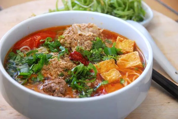 Bát bún riêu cua nóng hổi là khởi đầu hoàn hảo cho một ngày mới tràn đầy năng lượng